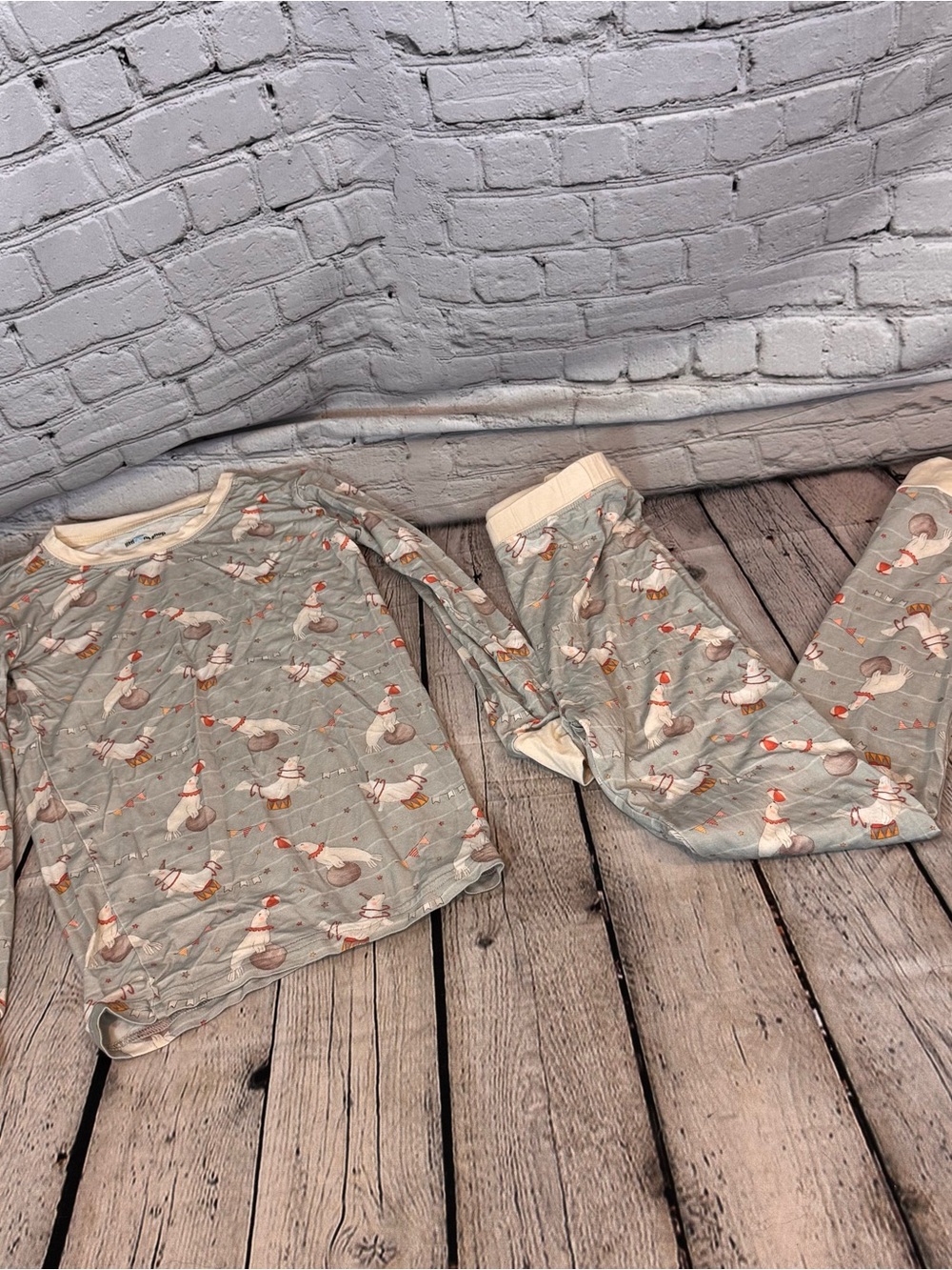 Little One Shop Seal Pattern Bamboo 2 Piece Pajama Set